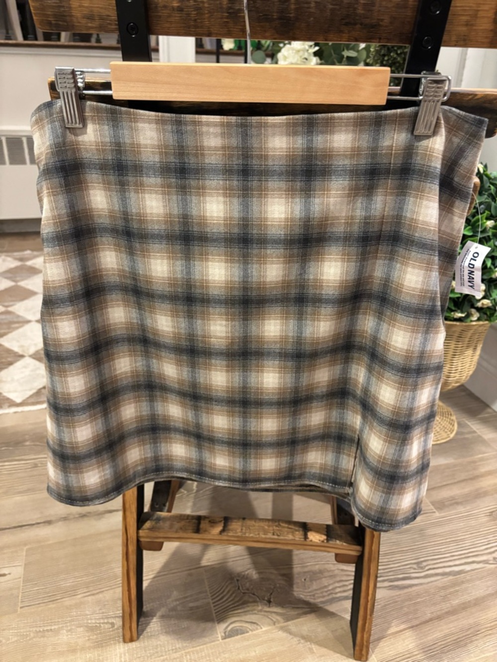 Women's Old Navy Beige & Gray  Plaid Mini Skirt - Size L NWT
